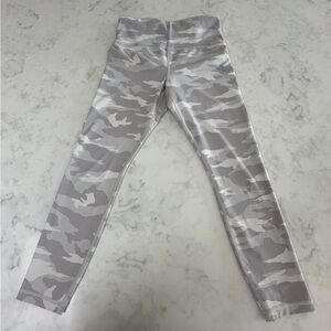 Athleta Elation High Rise 7/8 Tights/Leggings in Light Gray Camo. Size Small